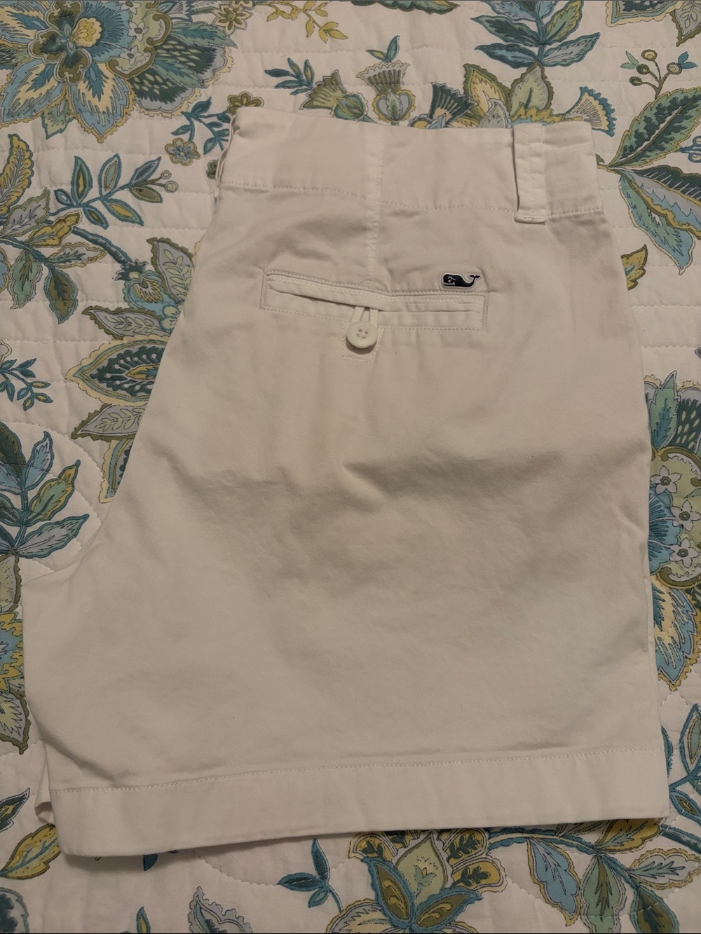 Vineyard Vines white shorts, size 6.